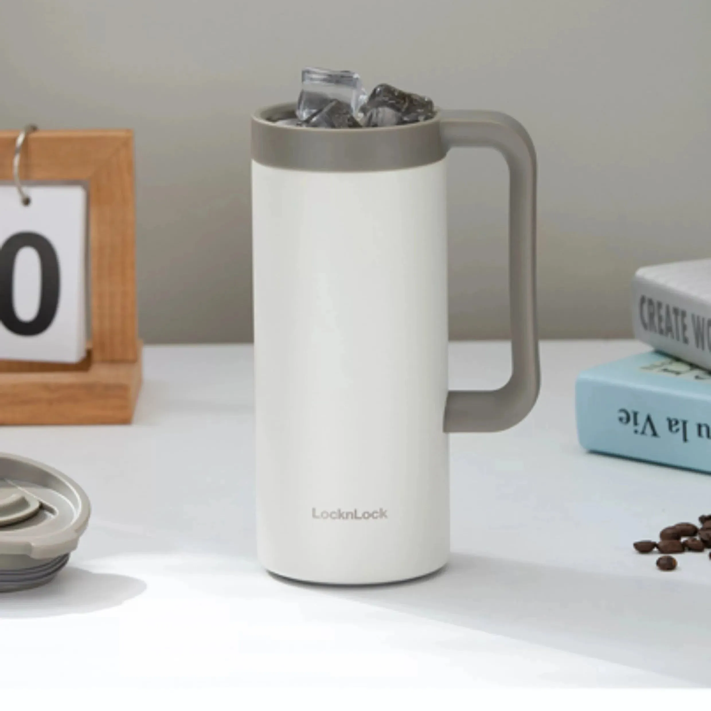 Stylish Stainless Steel Thermos Mug - Keep Your Drinks Cold